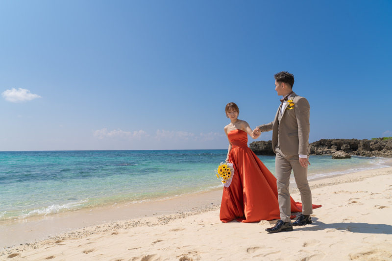 手をつないで浜辺をお散歩