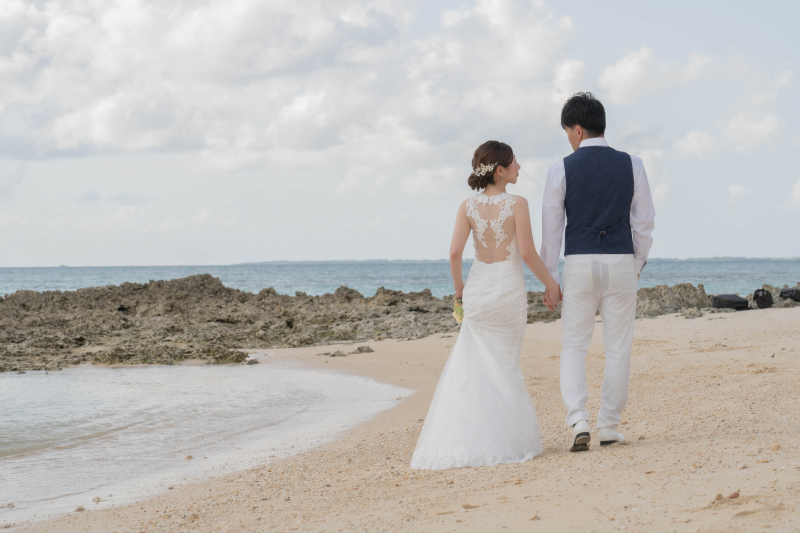 ふたりだけの景色を楽しむ後ろ姿