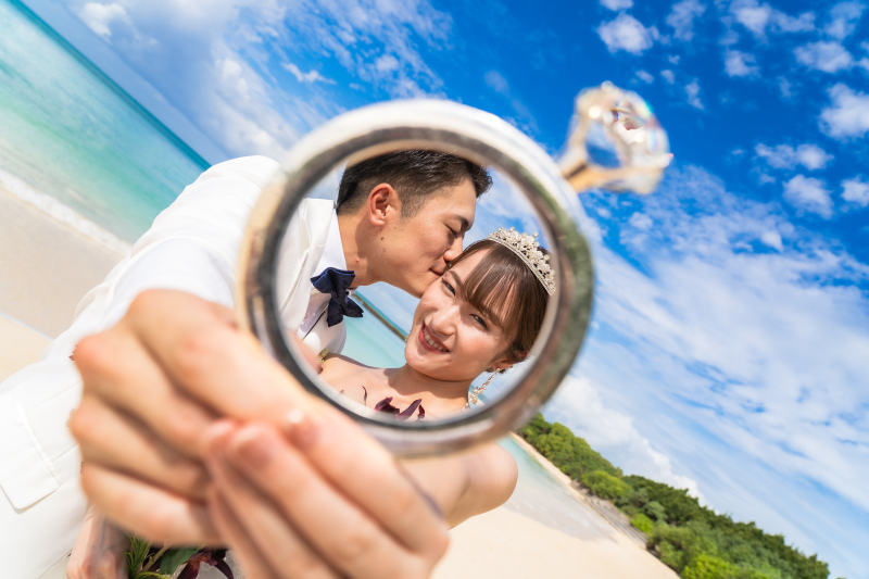 指輪越しに映す幸せの笑顔