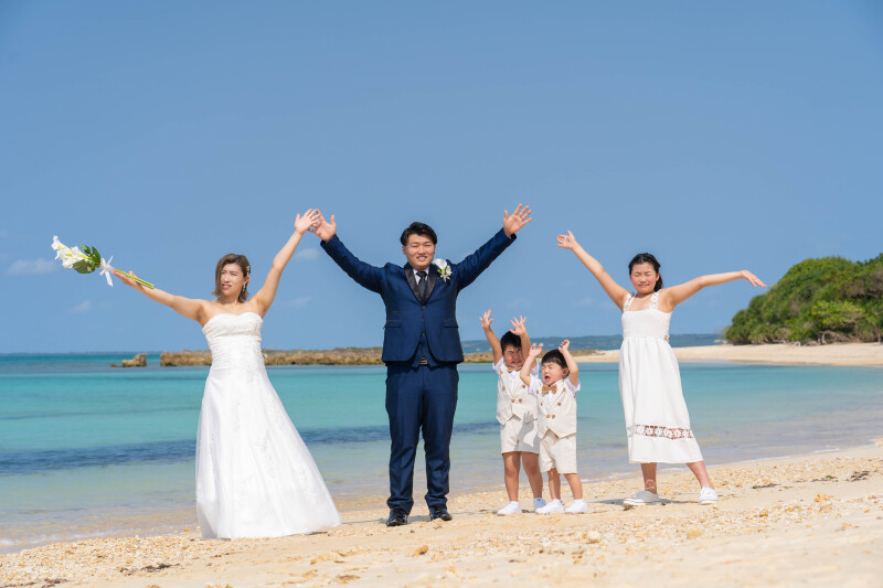 青空に広げた&ldquo;おめでとう&rdquo;のポーズ