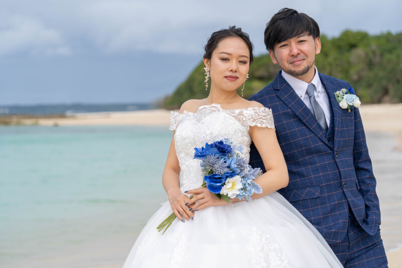 宮古ブルーに映える、凛としたおふたり