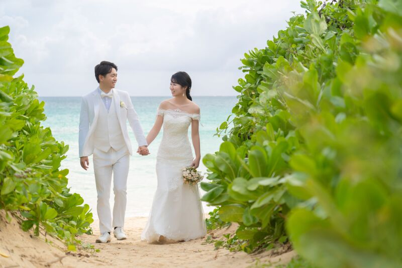 緑のアーチをくぐる特別な散歩道