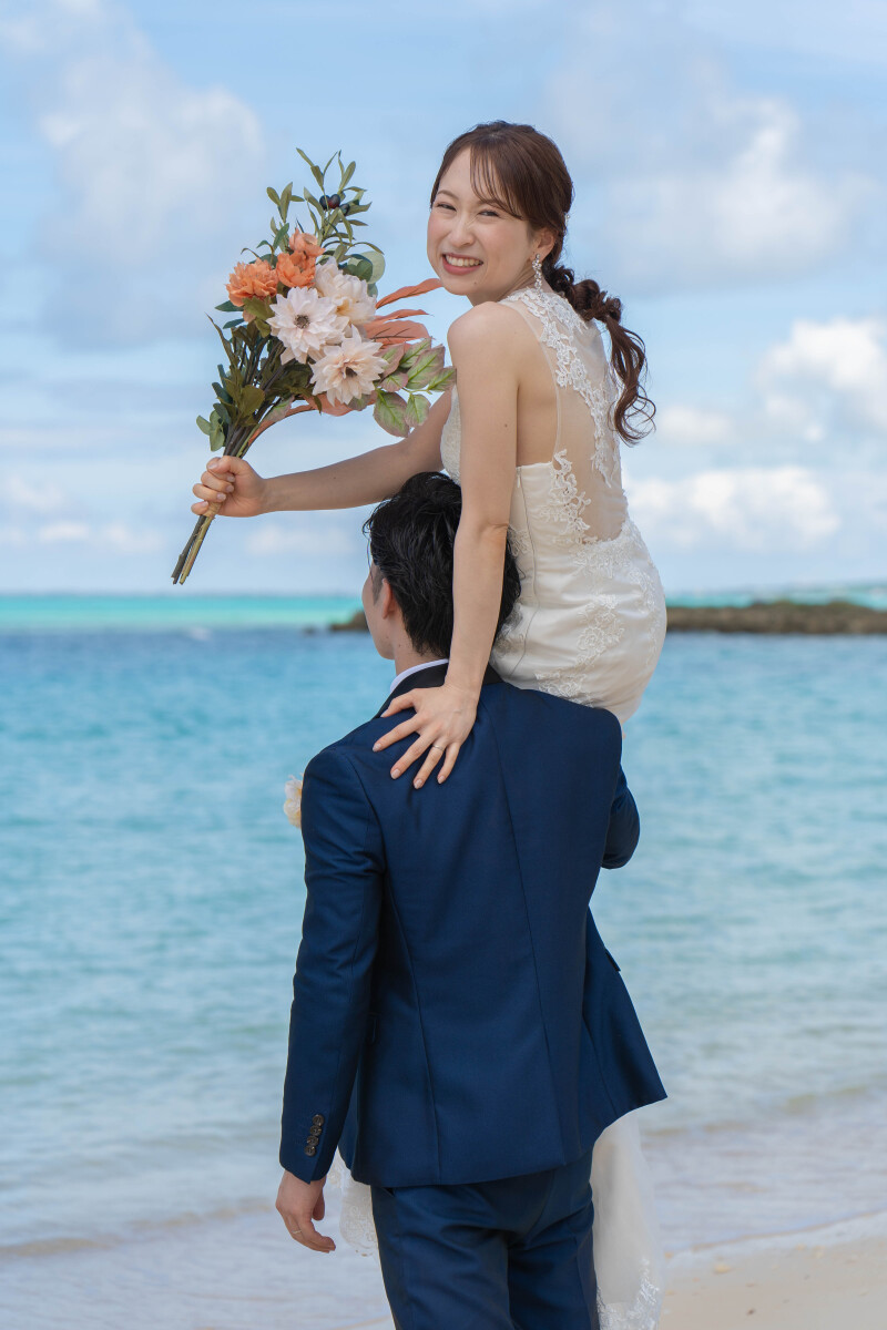 笑顔とブーケが描く、軽やかなリズム