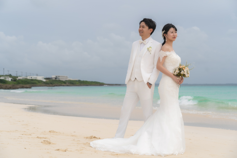 海風になびくエレガントポーズ