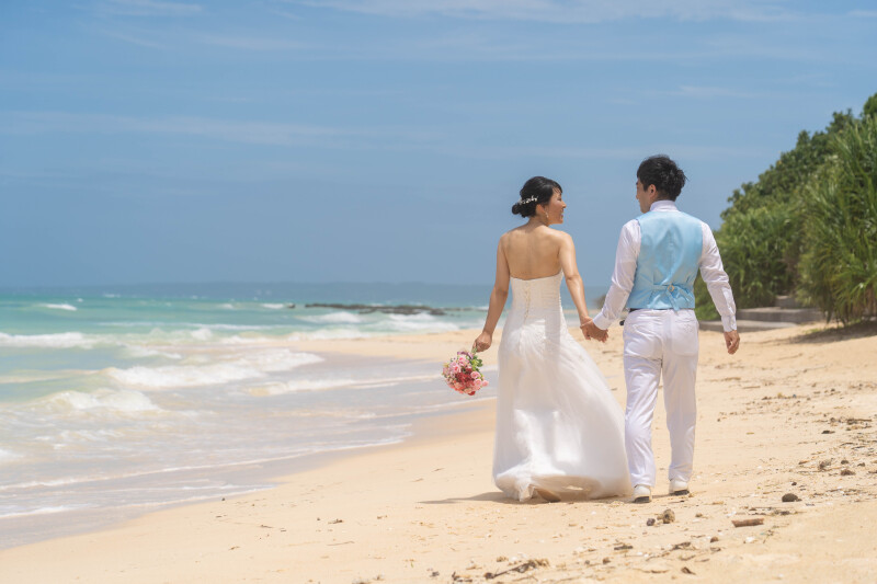 手をつないで歩く、何気ない時間