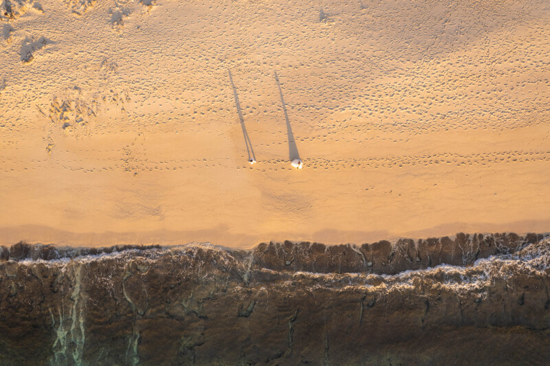 足跡と影を残して