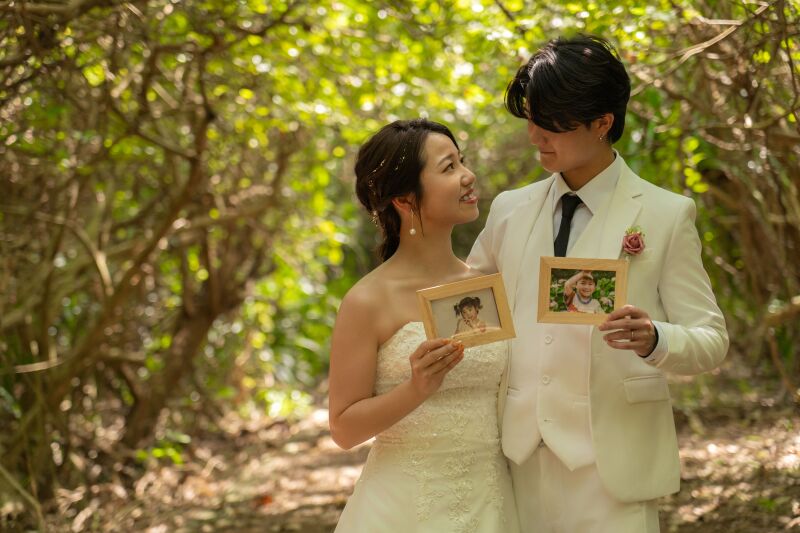 幼少期の写真を手に未来を誓う