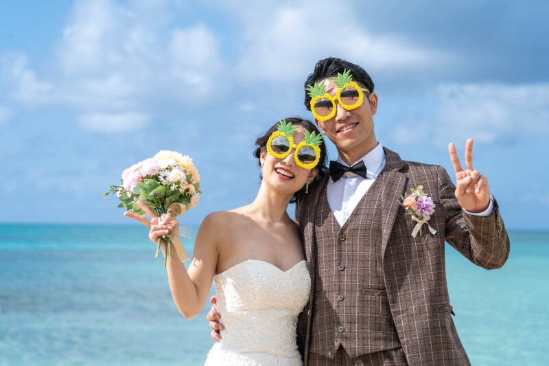 南国アイテムで楽しい記念撮影