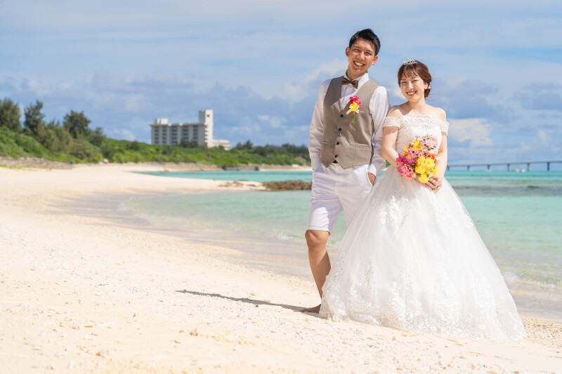 ビーチに並ぶ、ふたりのはじまり