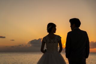 沈む陽とともに刻む、ふたりだけの永遠の瞬間