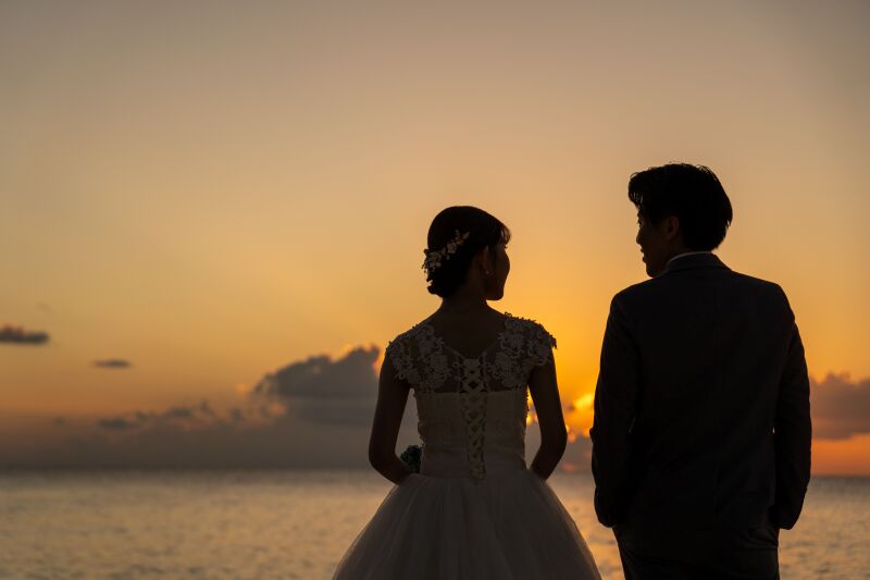 沈む陽とともに刻む、ふたりだけの永遠の瞬間