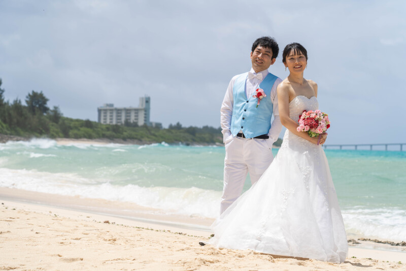 海と空に包まれて、並んで立つふたり
