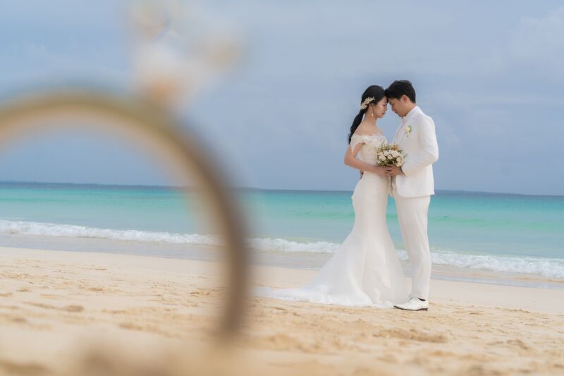 指輪越しに映るふたりの世界