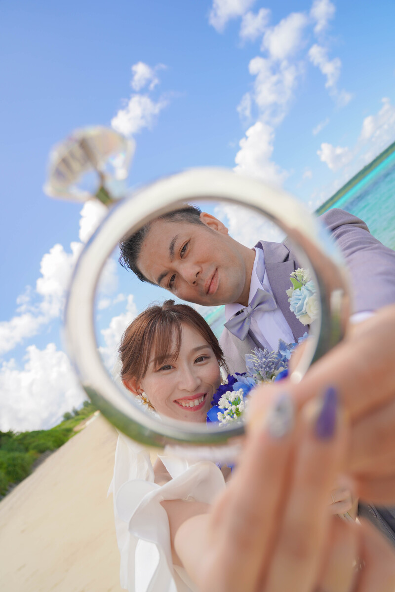 指輪越しに切り取る、幸せな視線