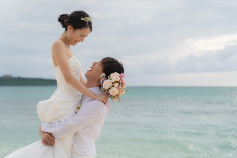 抱き上げショットで弾ける笑顔