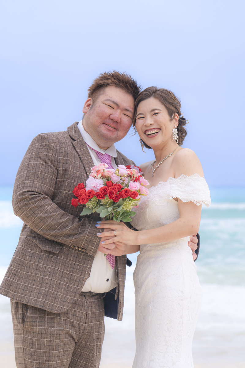海をバックに