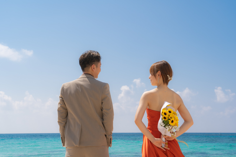 海風を感じる後ろ姿