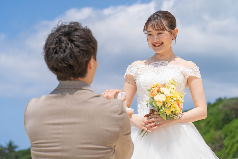 青と白に包まれた、開放感あふれるビーチフォトウェディング