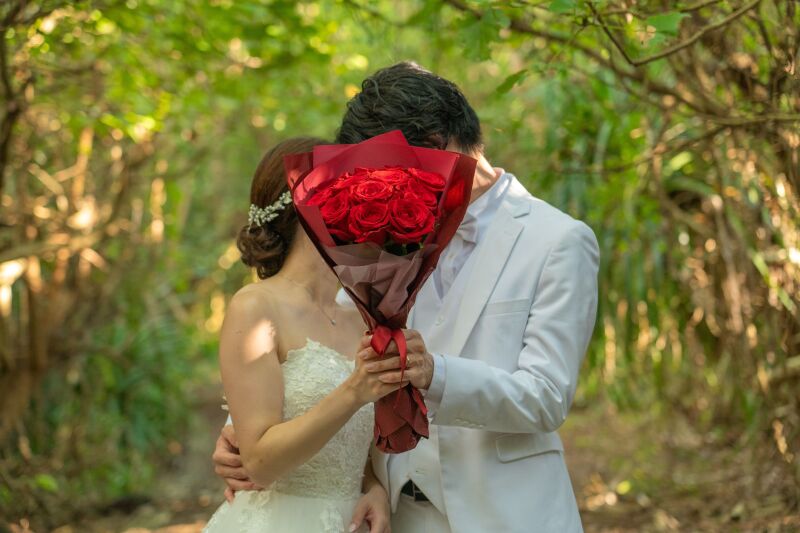 深い森で交わすキス前の一瞬