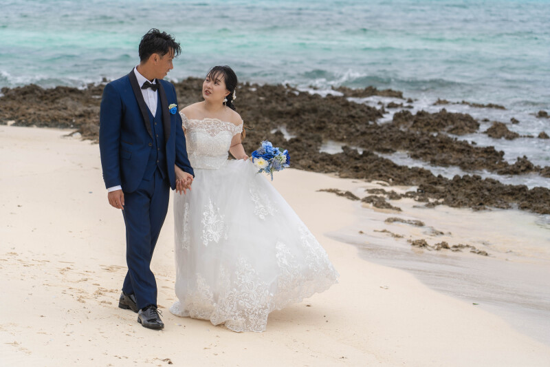 波音を聞きながら、手を取り合って