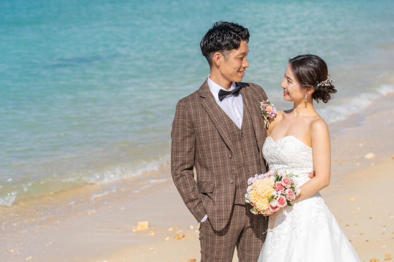 海辺で見つめ合う幸せな時間