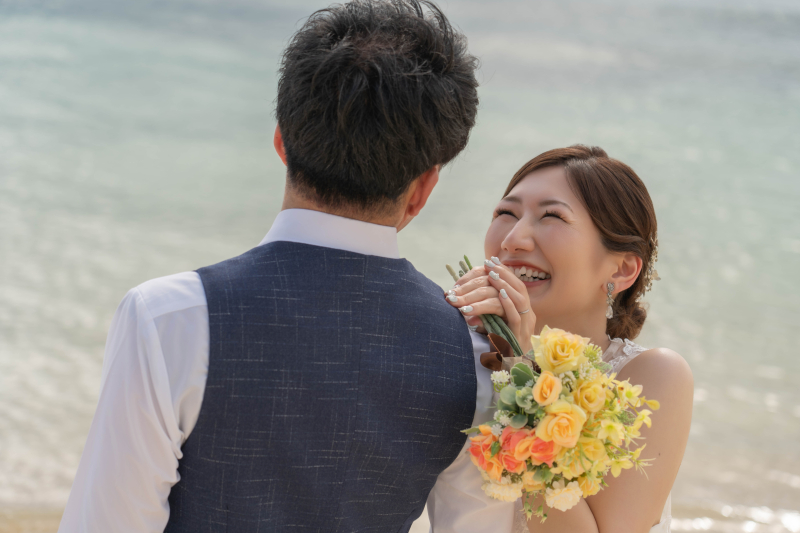 思わず笑みがこぼれる見つめ合い