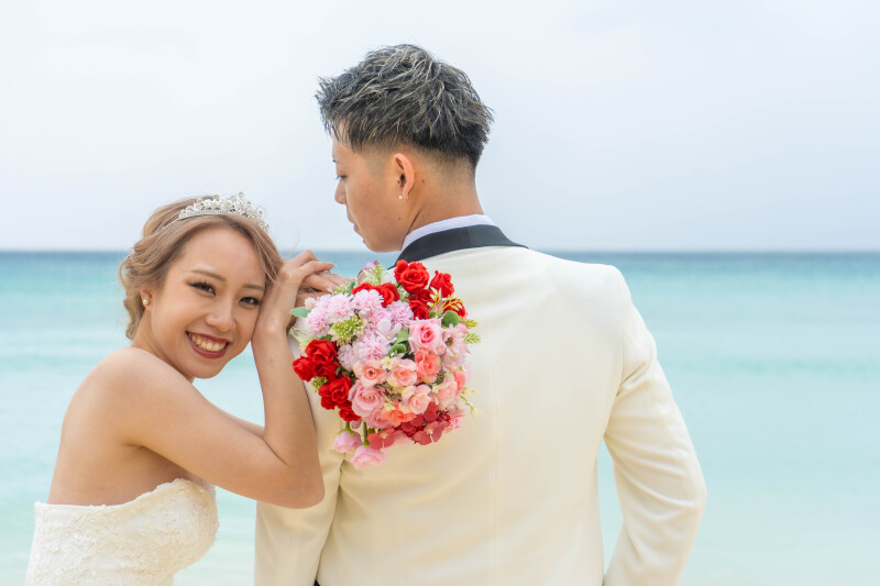 ブーケ越しに見せる幸せの笑顔