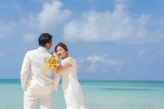 静かな海に刻む、確かな誓い