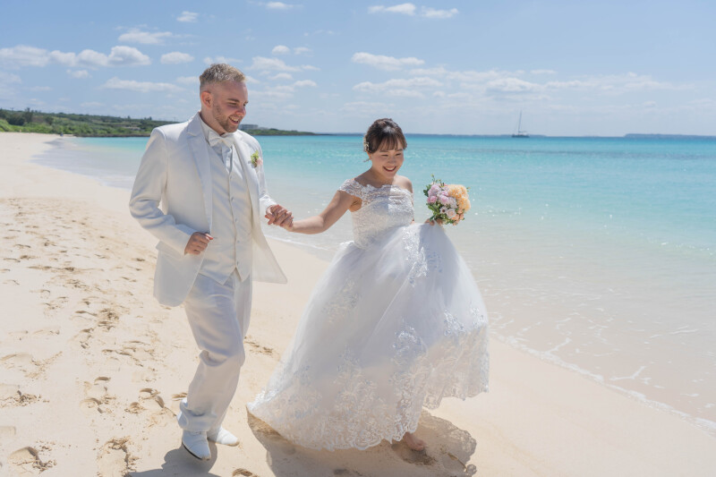 きらめく波打ち際を駆けて