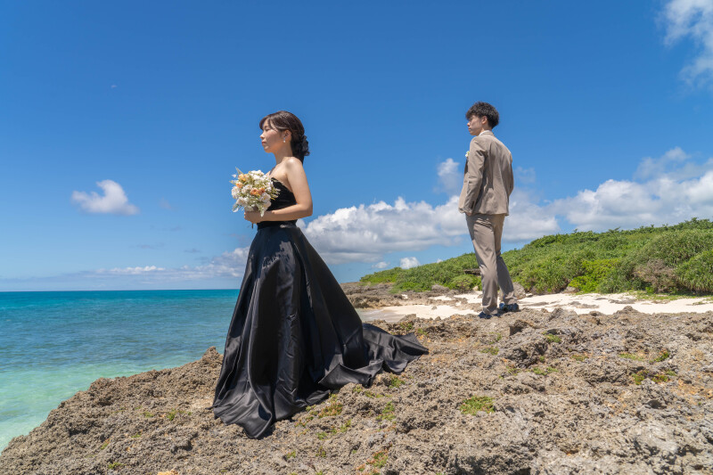 黒ドレスが映える、ドラマチックなシーン