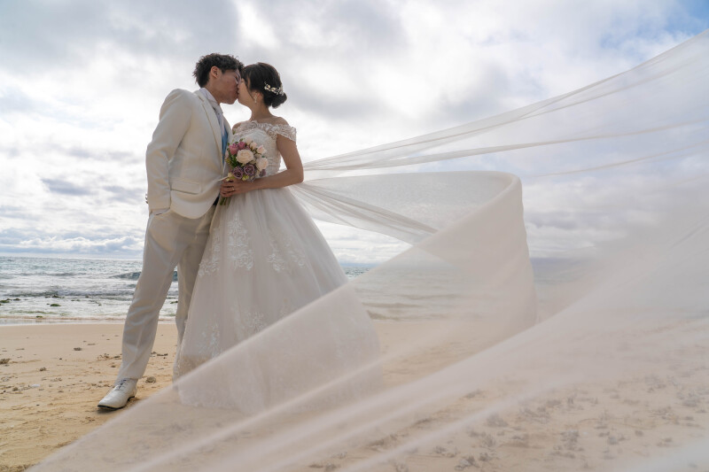 風とヴェールが紡ぐロマンティックシーン