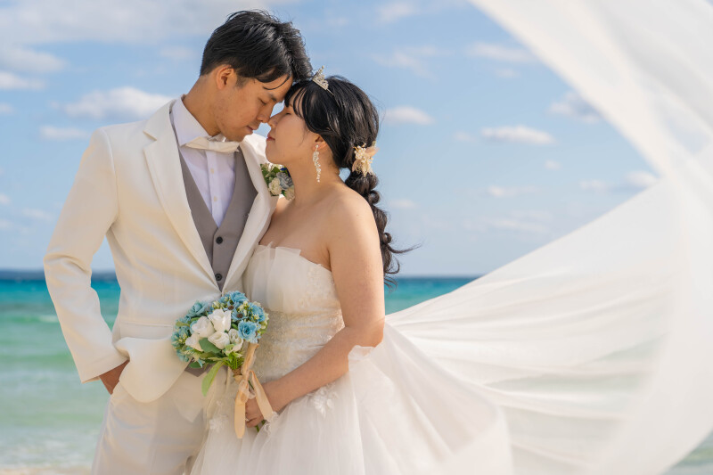 風に舞うベールとロマンチックな瞬間