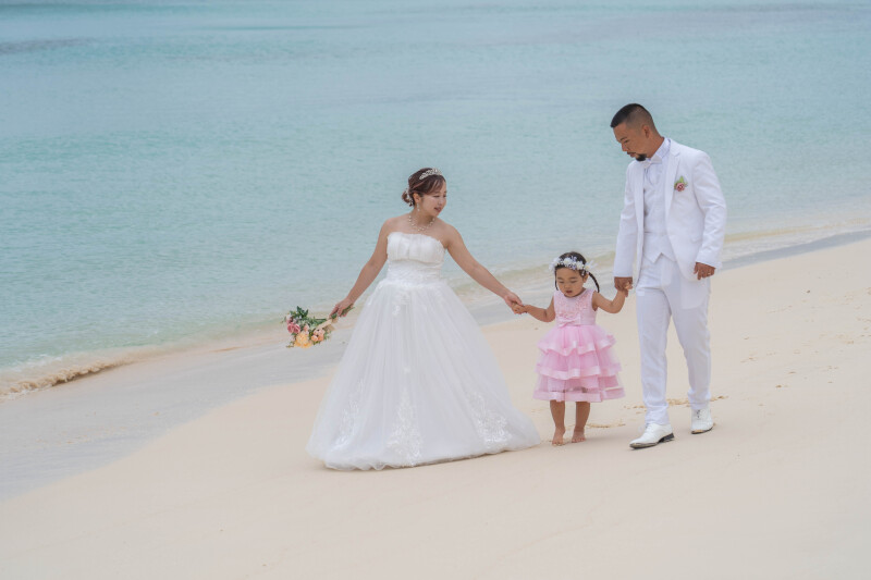 手をつないで歩く、未来へ続く道