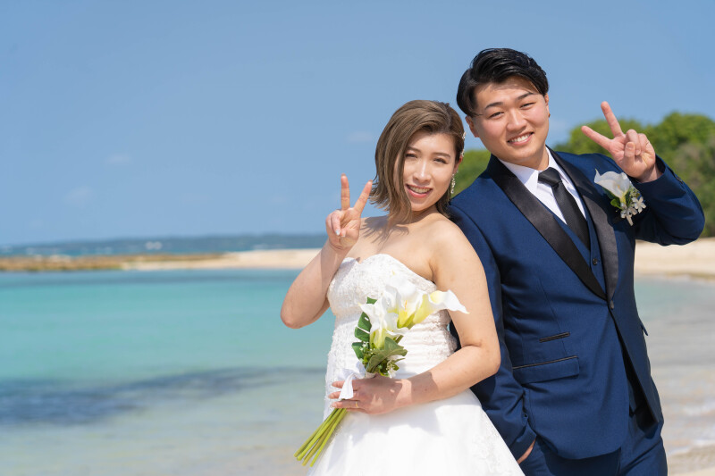 肩を寄せ合う、さりげないピースサイン