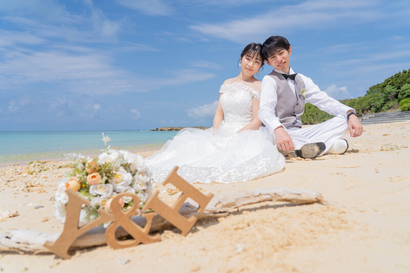 砂浜に腰かけてくつろぐ瞬間