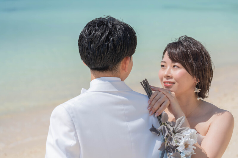 肩越しに見つめる優しさ