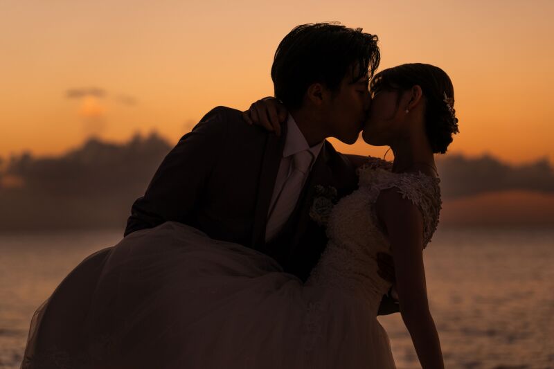 夕焼けに溶け込む映画のようなキスシーン