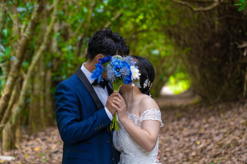 ブーケ越しの、照れたキス