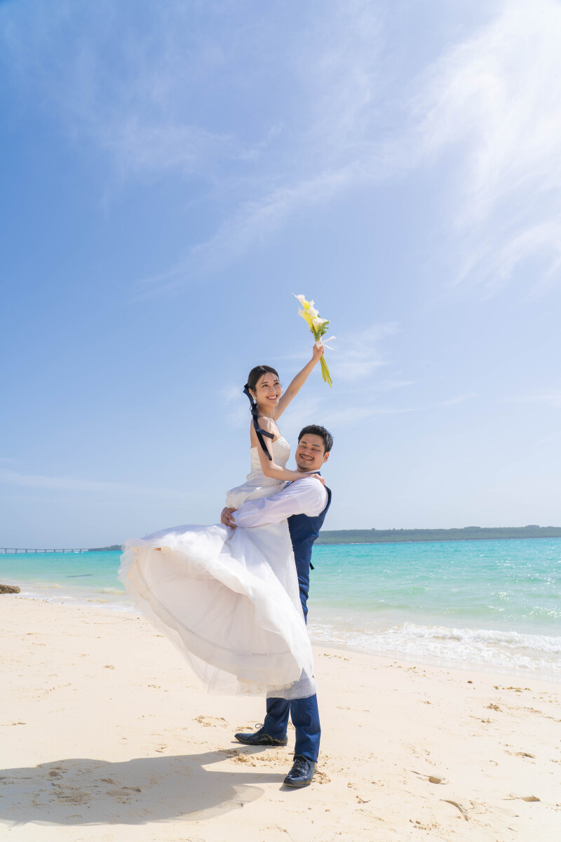 空へ掲げたブーケと笑顔