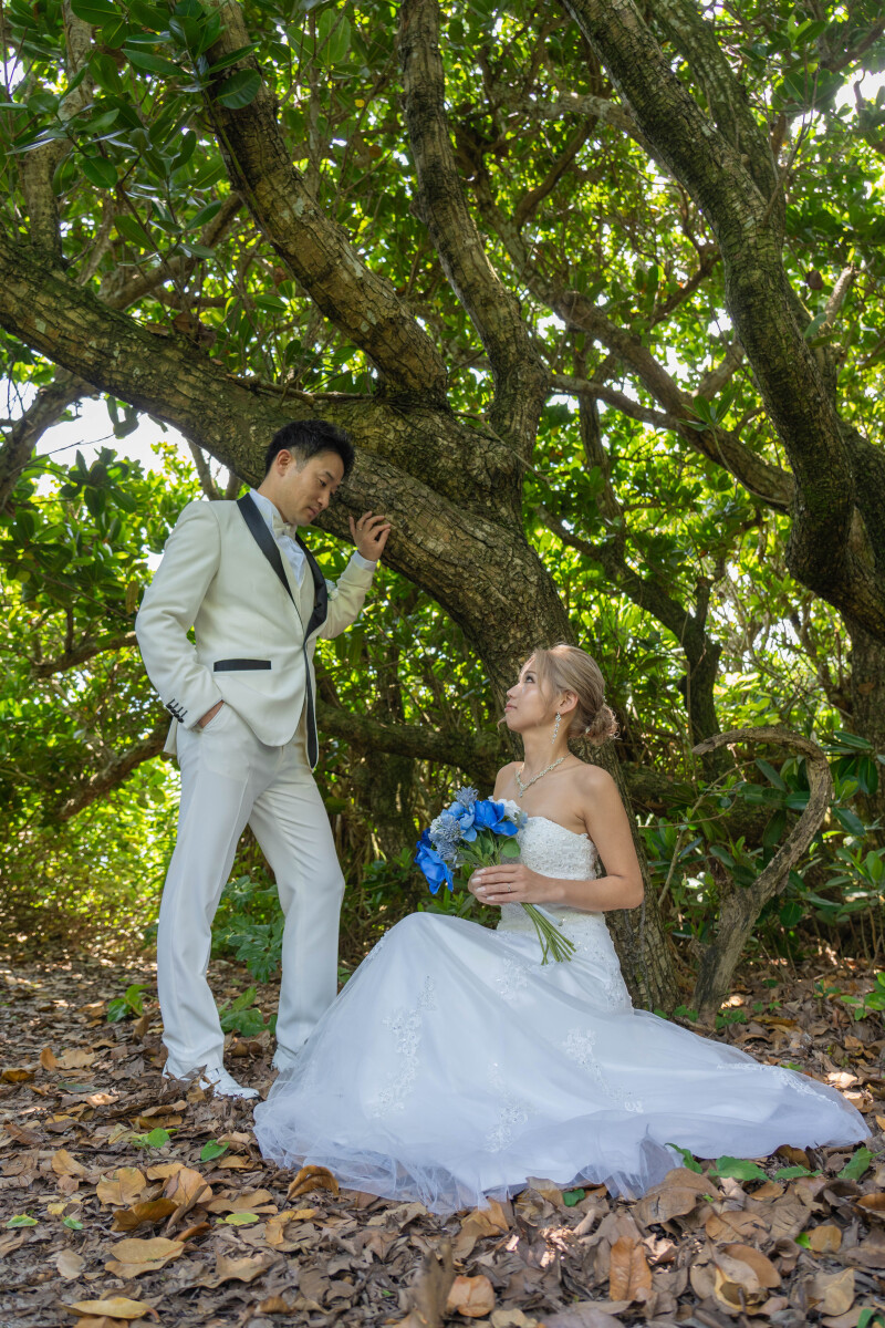 木漏れ日の森で見つめ合うふたり