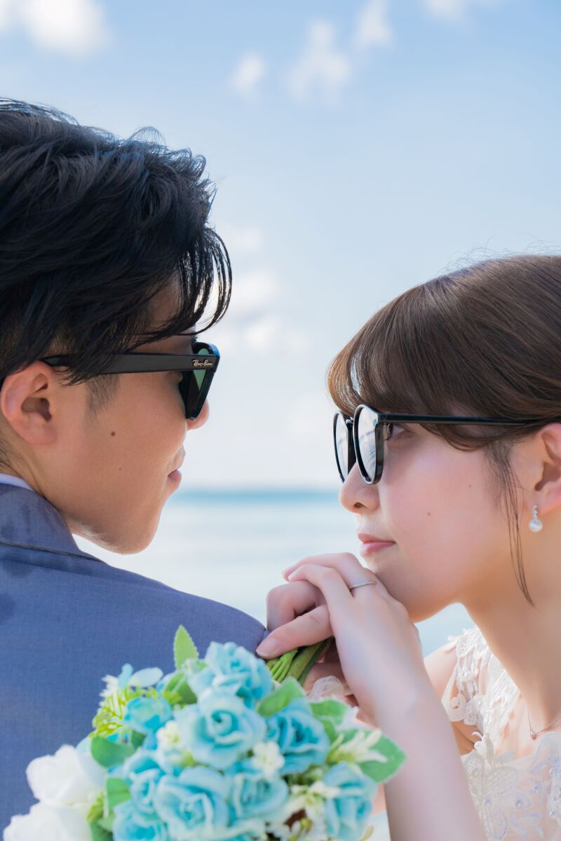 サングラス越しに交わす遊び心