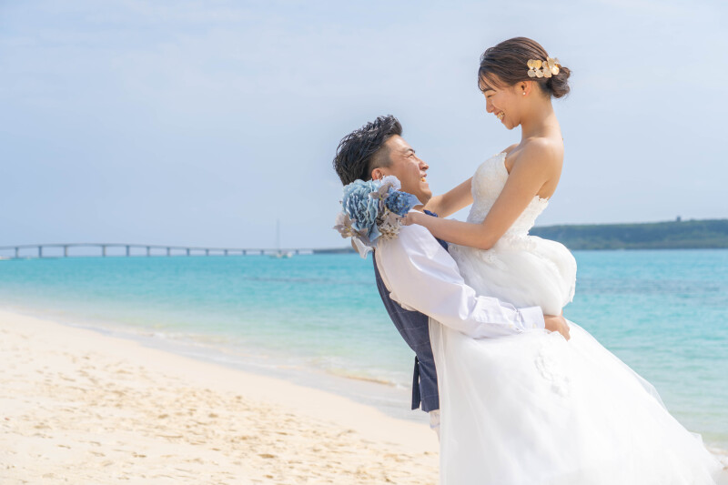 抱き上げショットの幸せな笑顔