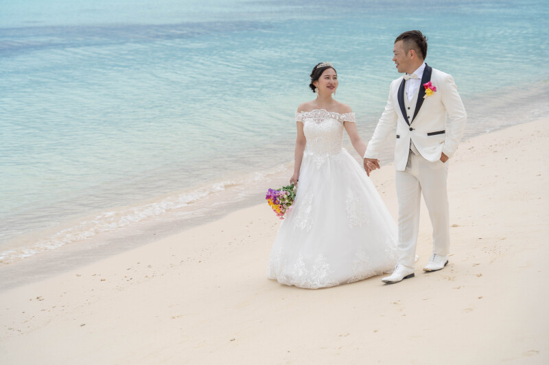 手を取り合い、歩き出す