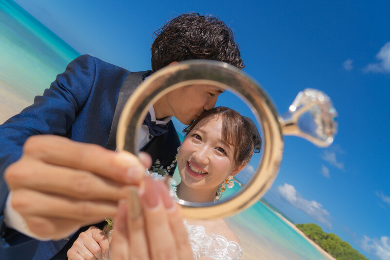 指輪越しに切り取る笑顔