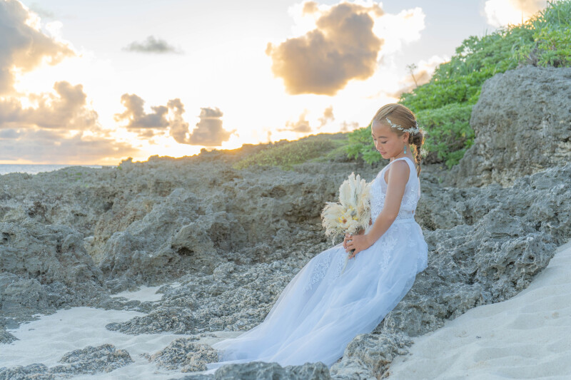 岩場に座る新婦様