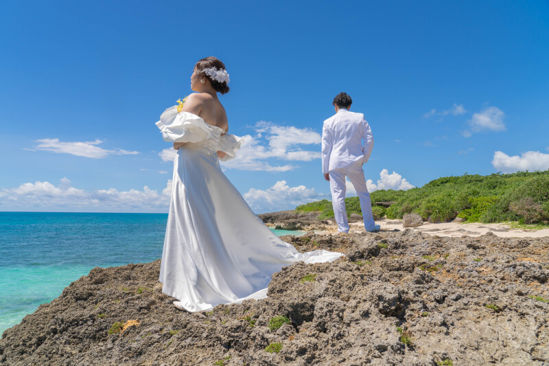海と岩場のコントラスト