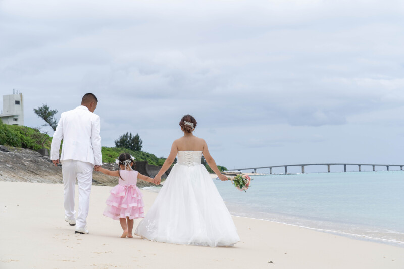 後ろ姿に宿る、家族の絆