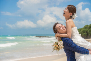 笑い声が風に溶ける、ふたりのビーチストーリー