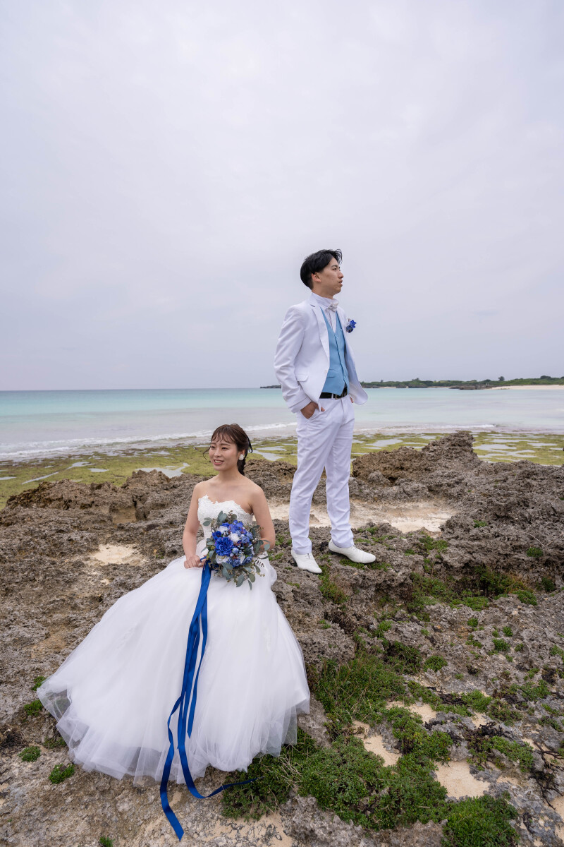 岩場に立つ、ふたりのコントラスト