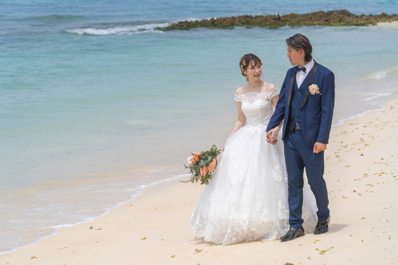 手を取り合ってビーチを歩く